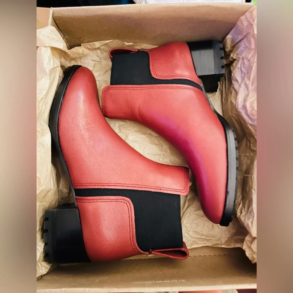 Madewell Shoes - Madewell’s The Kathleen Lugsole Boot.  Size 6.5 ⭐️ SOLD OUT EVERYWHERE